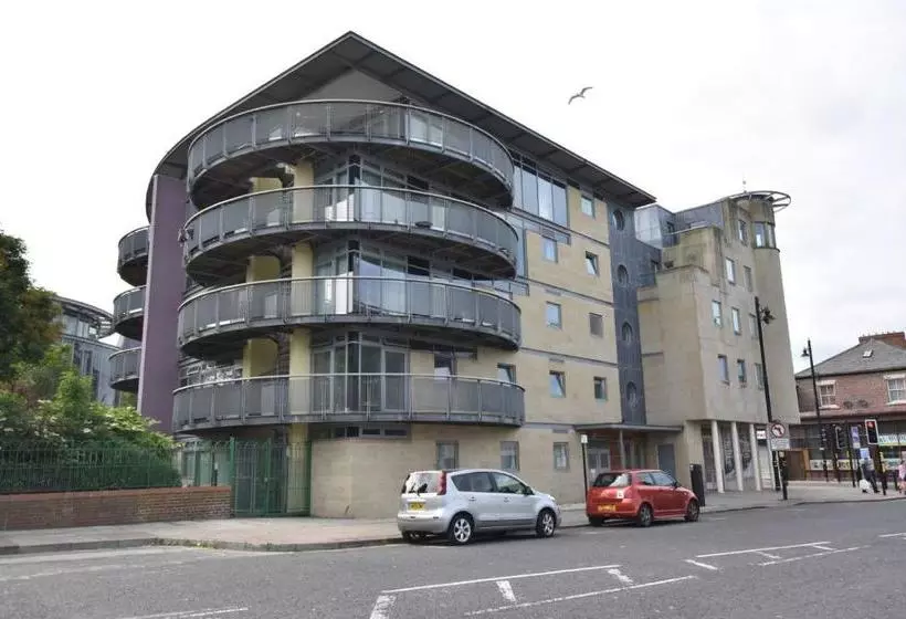 Apexlivingne   Luxury Balcony Apartment, Double Bed, Wifi