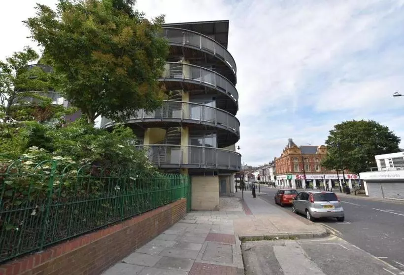 Apexlivingne   Luxury Balcony Apartment, Double Bed, Wifi