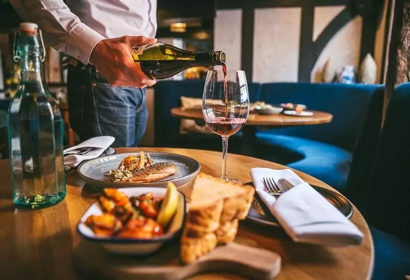 Отель Rose & Crown Inn