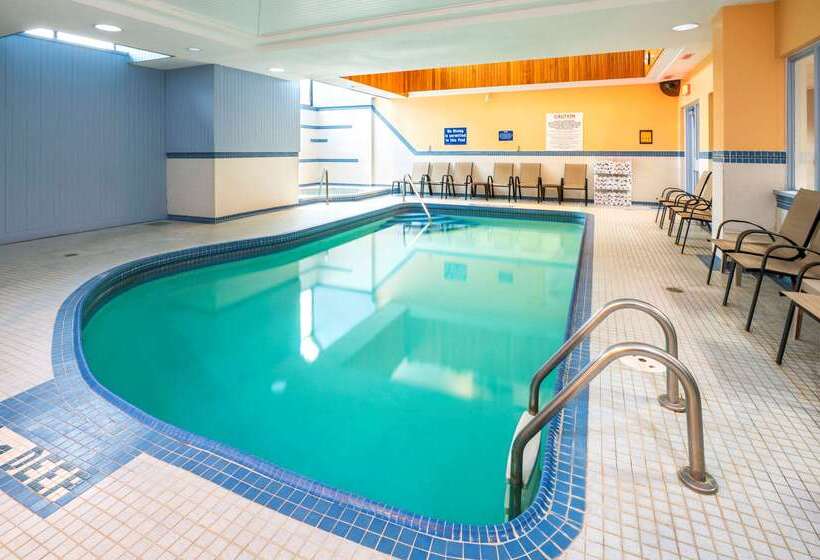 Comfort Hotel & Suites