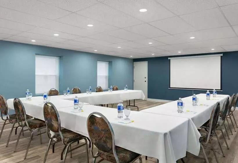 Отель Days Inn By Wyndham Saint John