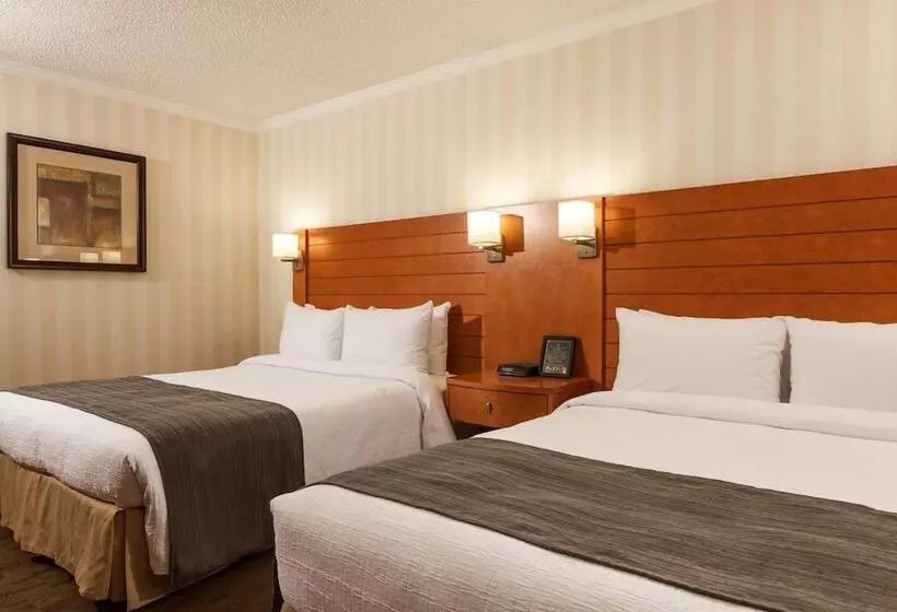 ホテル The Glenmore Inn & Convention Centre