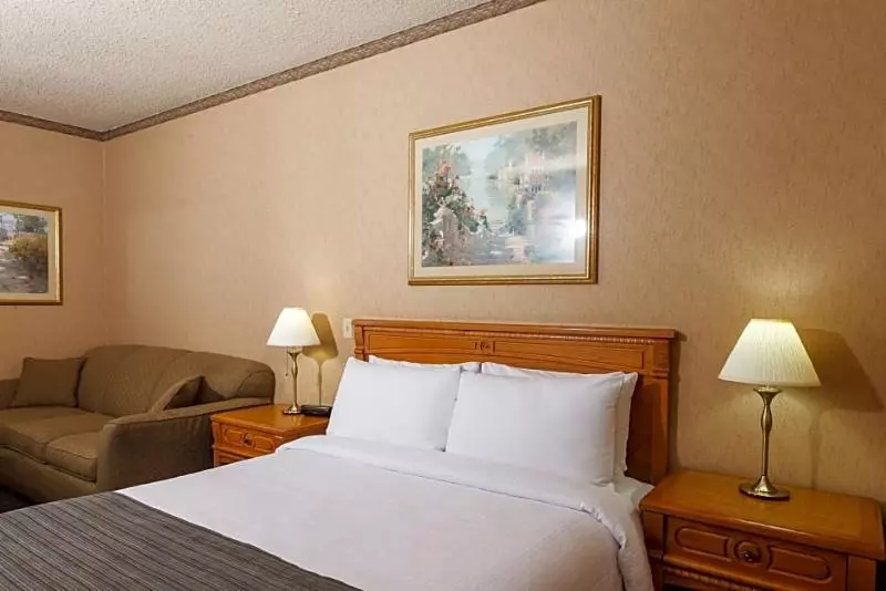 ホテル The Glenmore Inn & Convention Centre