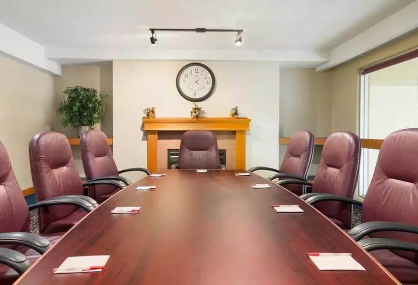 호텔 Canmore Inn & Suites