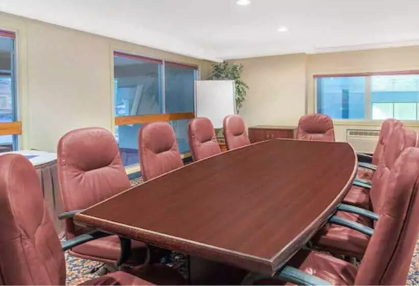 호텔 Canmore Inn & Suites