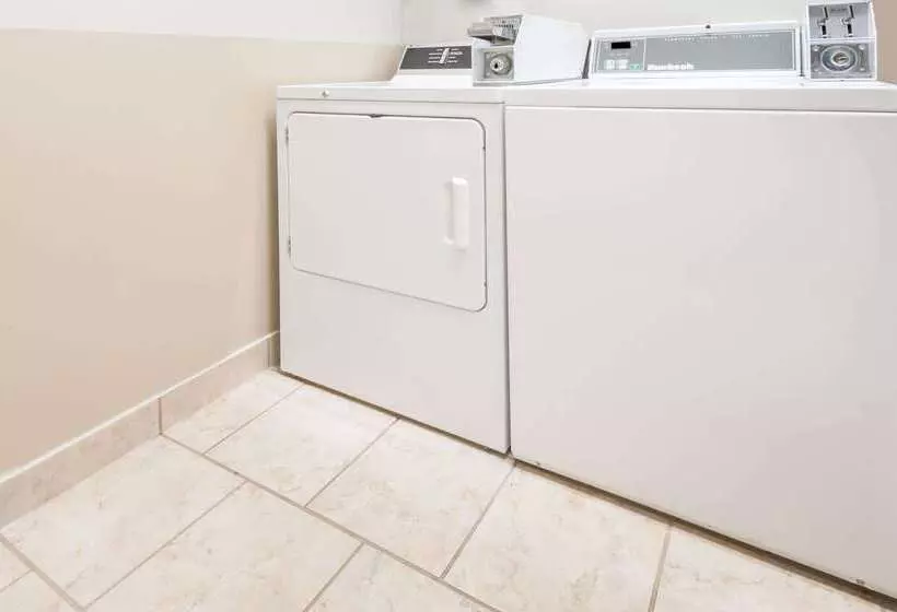 בית מלון כפרי Ramada By Wyndham Sherwood Park