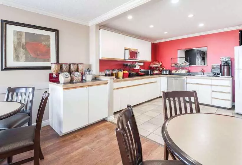 בית מלון כפרי Ramada By Wyndham Sherwood Park