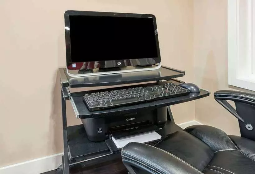 בית מלון כפרי Ramada By Wyndham Sherwood Park