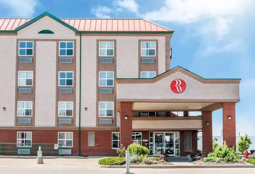 בית מלון כפרי Ramada By Wyndham Sherwood Park