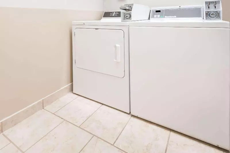 בית מלון כפרי Ramada By Wyndham Sherwood Park