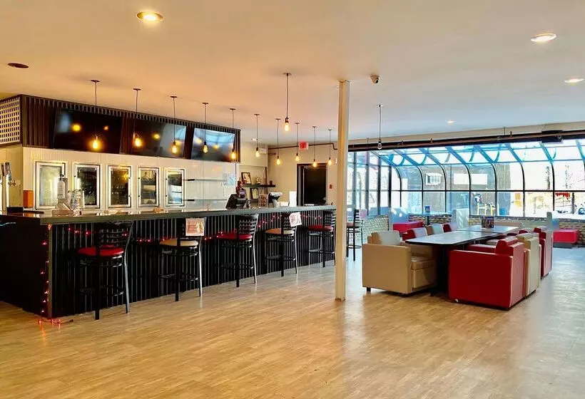 ホテル Ramada By Wyndham Whitecourt