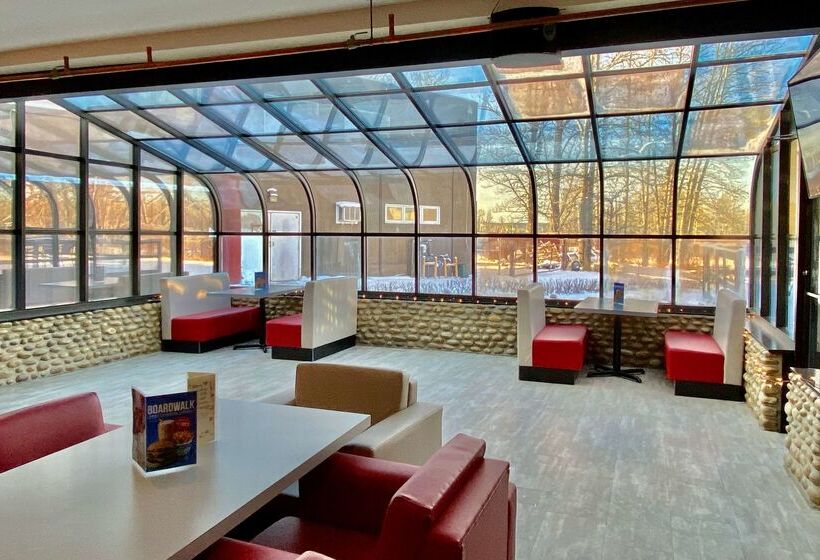 فندق Ramada By Wyndham Whitecourt