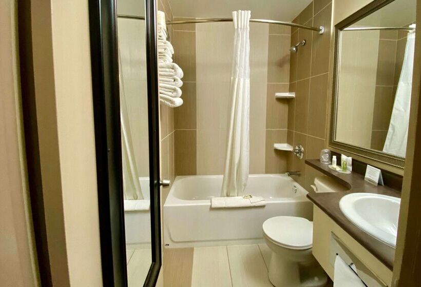 فندق Ramada By Wyndham Whitecourt