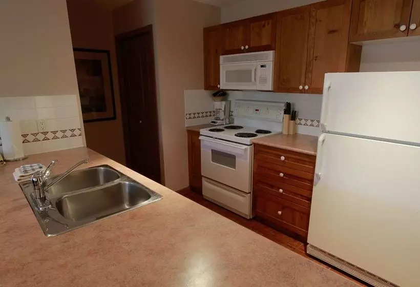 Отель Town Plaza Suites By Golden Dreams