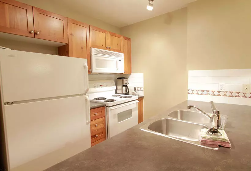 Отель Town Plaza Suites By Golden Dreams