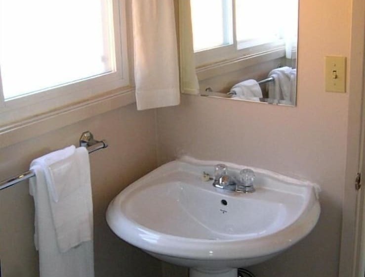 هتل Comox Valley Inn & Suites