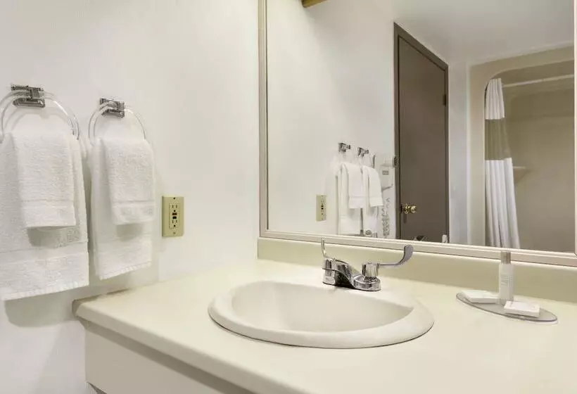 ホテル Brockville Inn And Suites