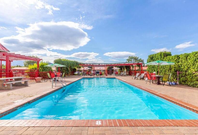 בית מלון כפרי Westridge Motor Inn