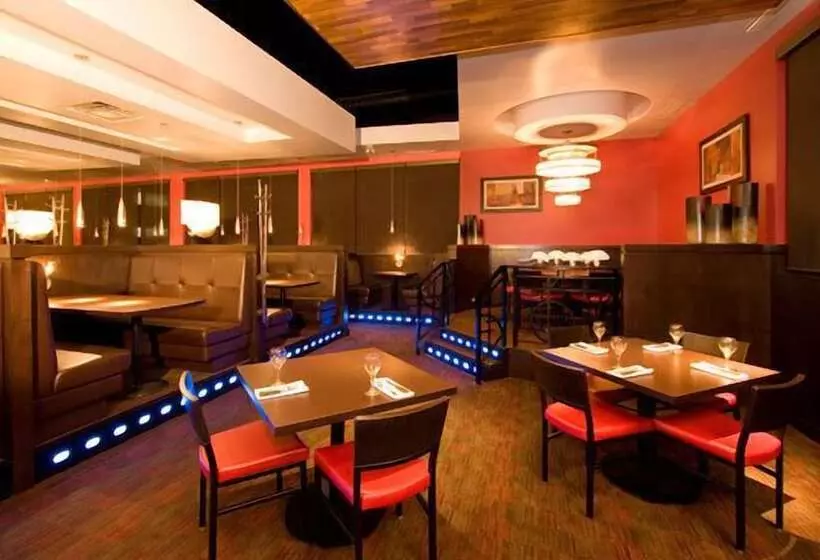 فندق Woodlands Inn & Suites