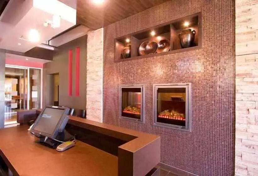 فندق Woodlands Inn & Suites