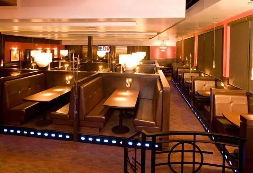 فندق Woodlands Inn & Suites