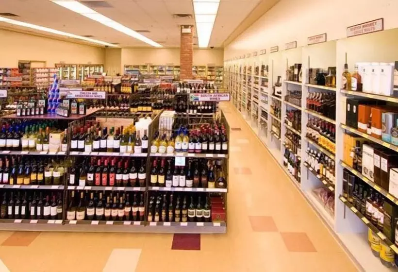 فندق Woodlands Inn & Suites