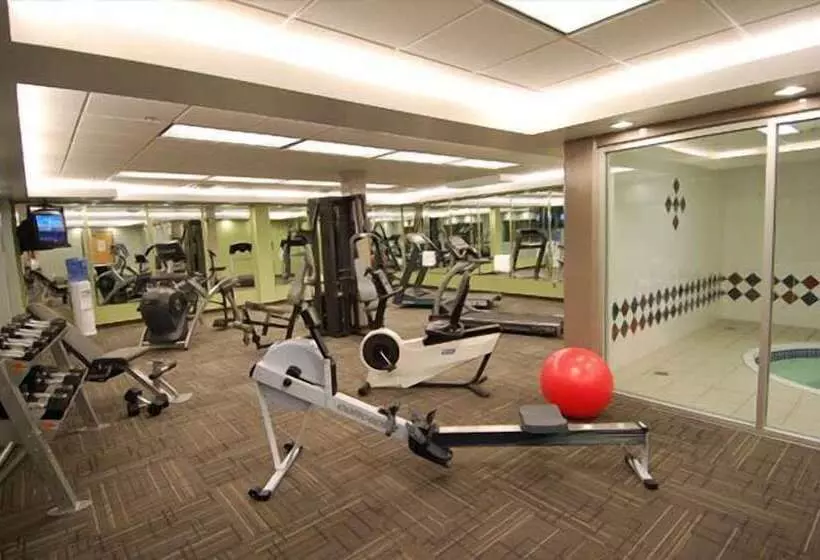 فندق Woodlands Inn & Suites