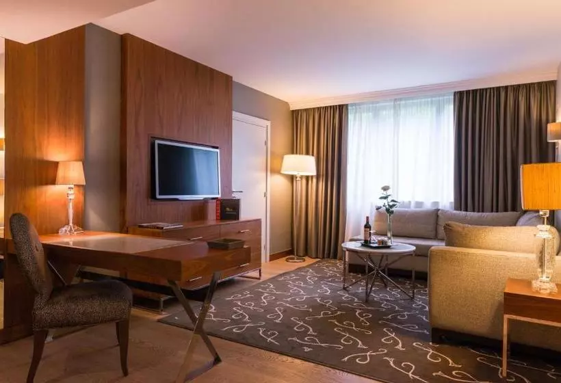 Отель Crowne Plaza Paris  Neuilly, An Ihg