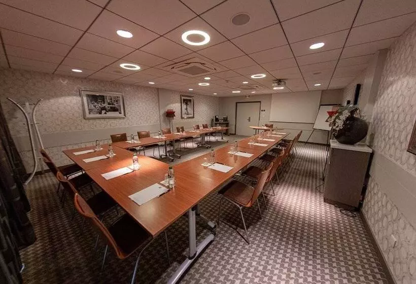 Отель Ibis Styles Clermont Ferrand Aéroport