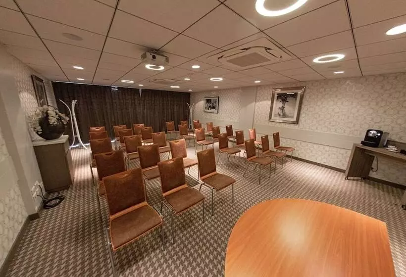 Отель Ibis Styles Clermont Ferrand Aéroport