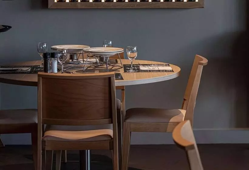 Отель Ibis Styles Clermont Ferrand Aéroport