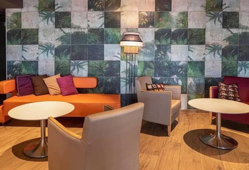 Отель Ibis Styles Clermont Ferrand Aéroport