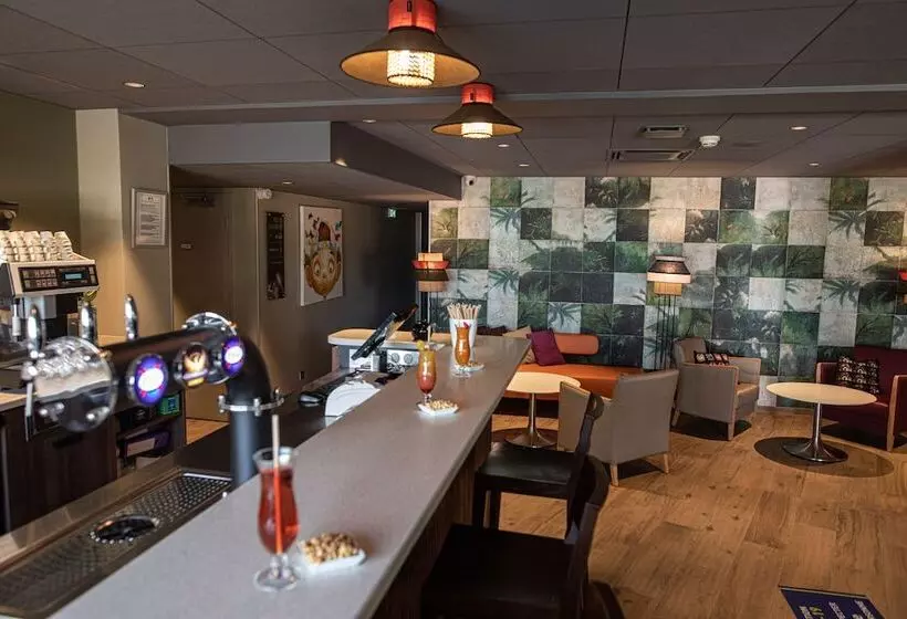 Отель Ibis Styles Clermont Ferrand Aéroport