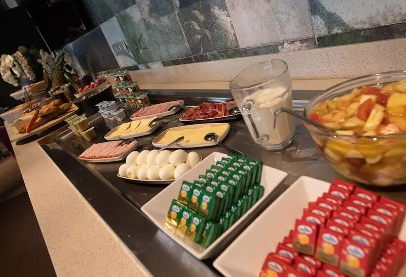 Отель Ibis Styles Clermont Ferrand Aéroport