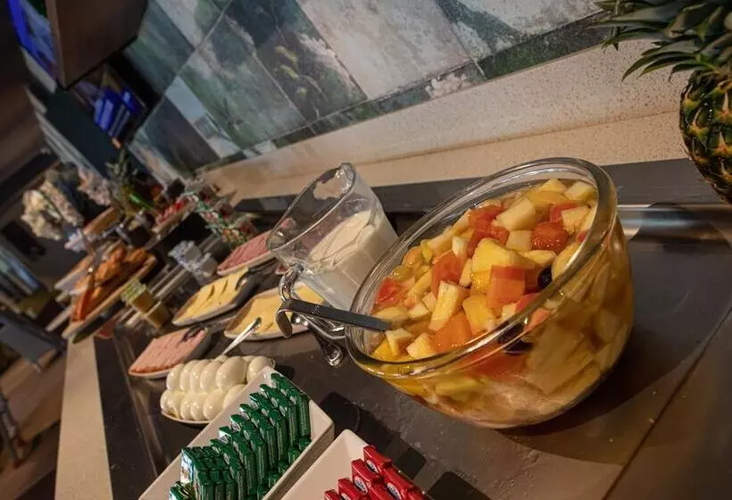 Отель Ibis Styles Clermont Ferrand Aéroport