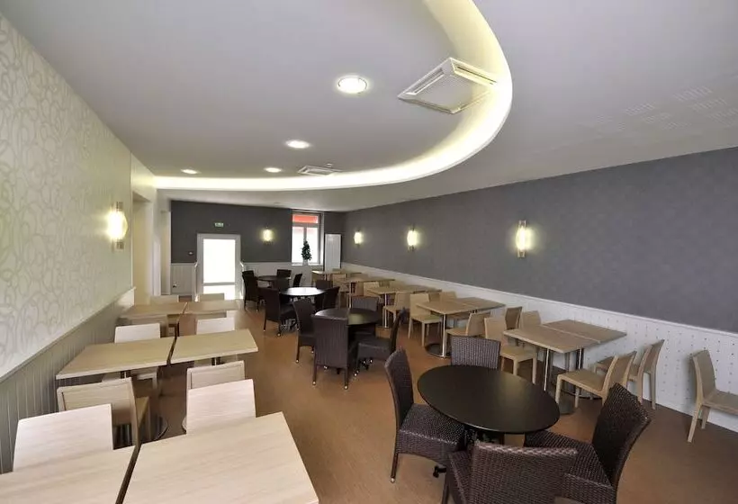 ホテル Logis Hôtel De Bourgogne   Mâcon