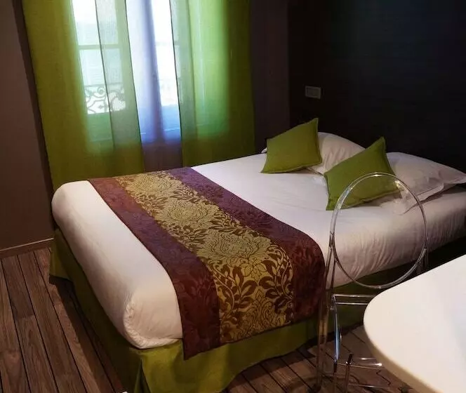 ホテル Logis Hôtel De Bourgogne   Mâcon