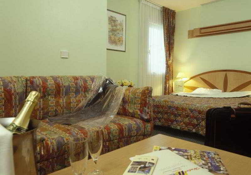 Hotel Median Roissy CDG Airport