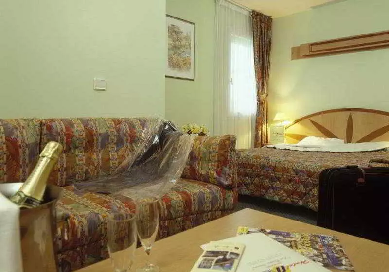 Отель Median Roissy CDG Airport