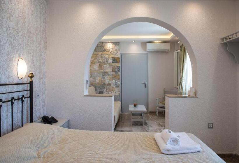 ホテル Contaratos Beach