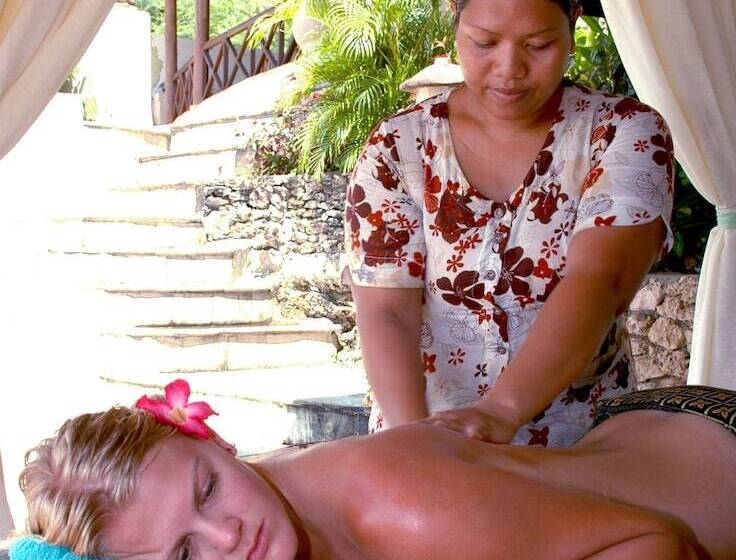 فندق Coconuts Beach Resort