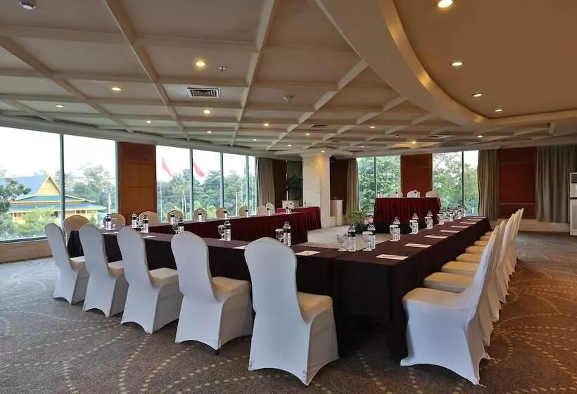 Отель Aryaduta Pekanbaru
