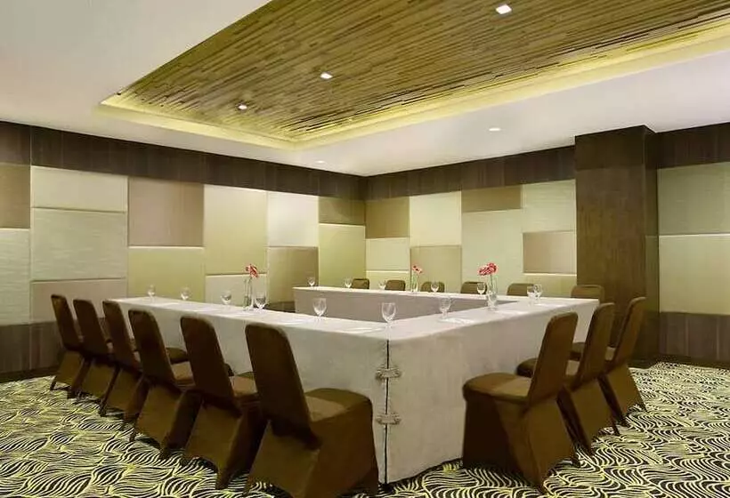 Отель Santika Pandegiling Surabaya