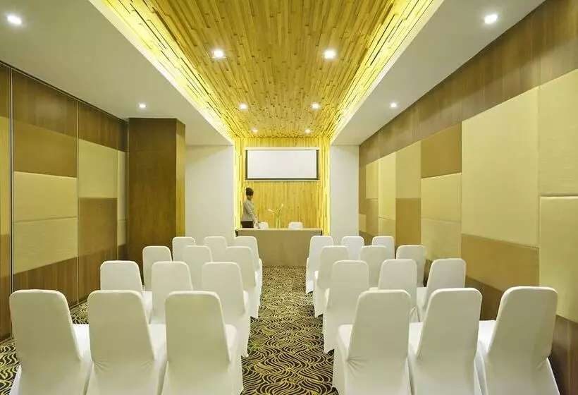 Отель Santika Pandegiling Surabaya