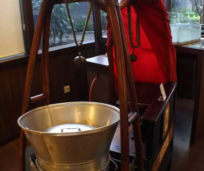 Отель Santika Pandegiling Surabaya