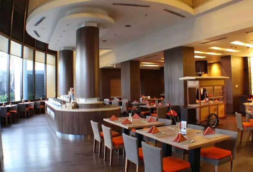 Отель Santika Pandegiling Surabaya