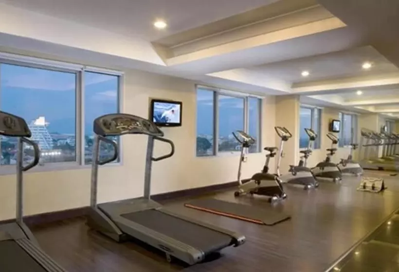 Отель Santika Pandegiling Surabaya