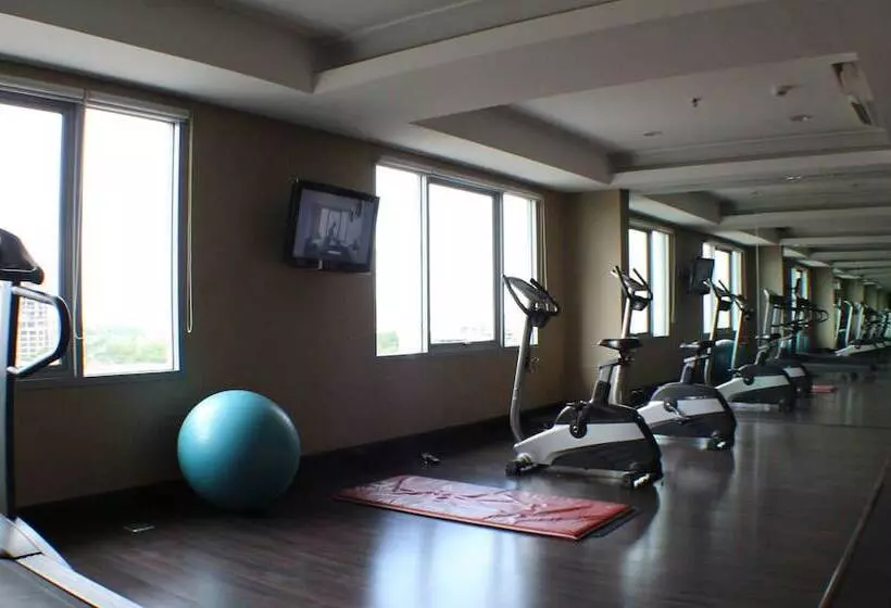 Отель Santika Pandegiling Surabaya