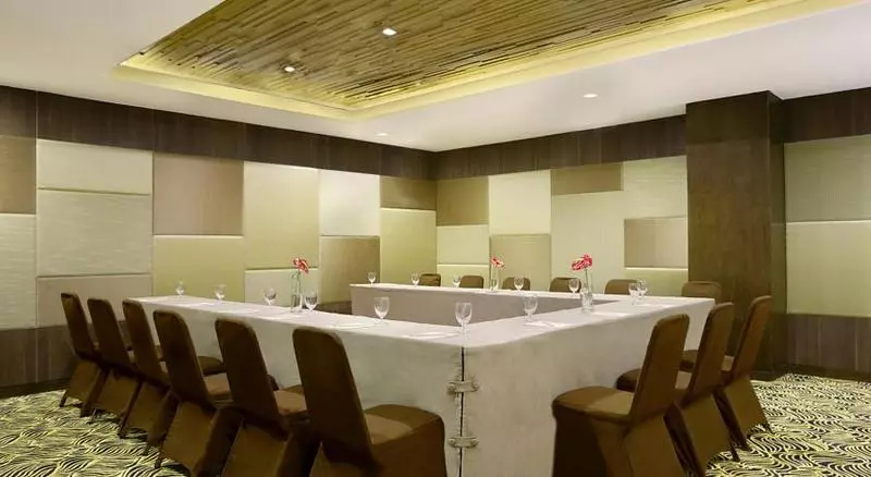 Отель Santika Pandegiling Surabaya