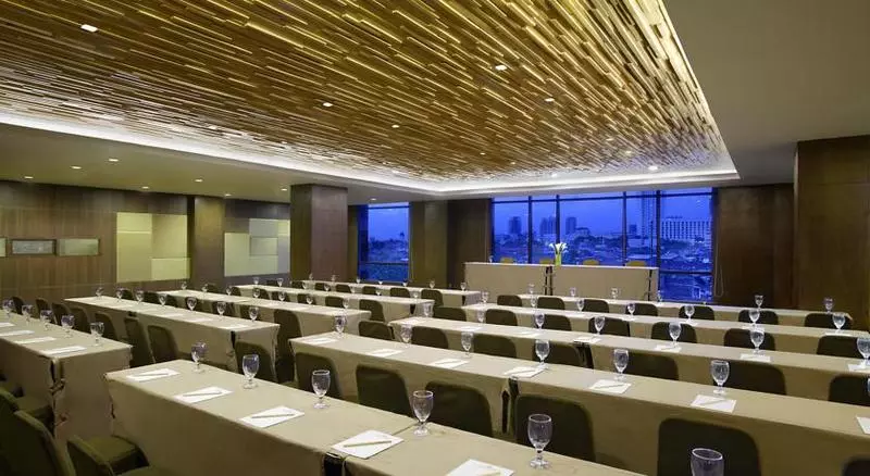 Отель Santika Pandegiling Surabaya